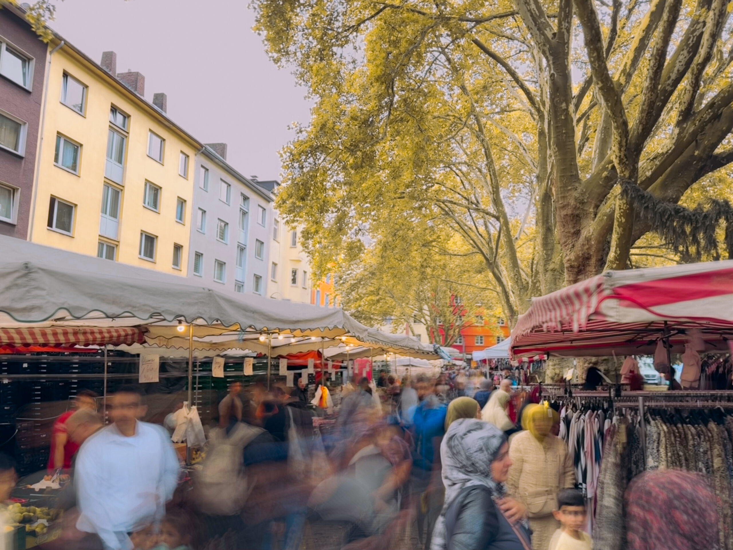 Belebter Wochenmarkt in der Dortmunder Nordstadt mit Menschen verschiedener Herkunft – Sinnbild für kulturelle Vielfalt und offene Grenzen im Alltag.